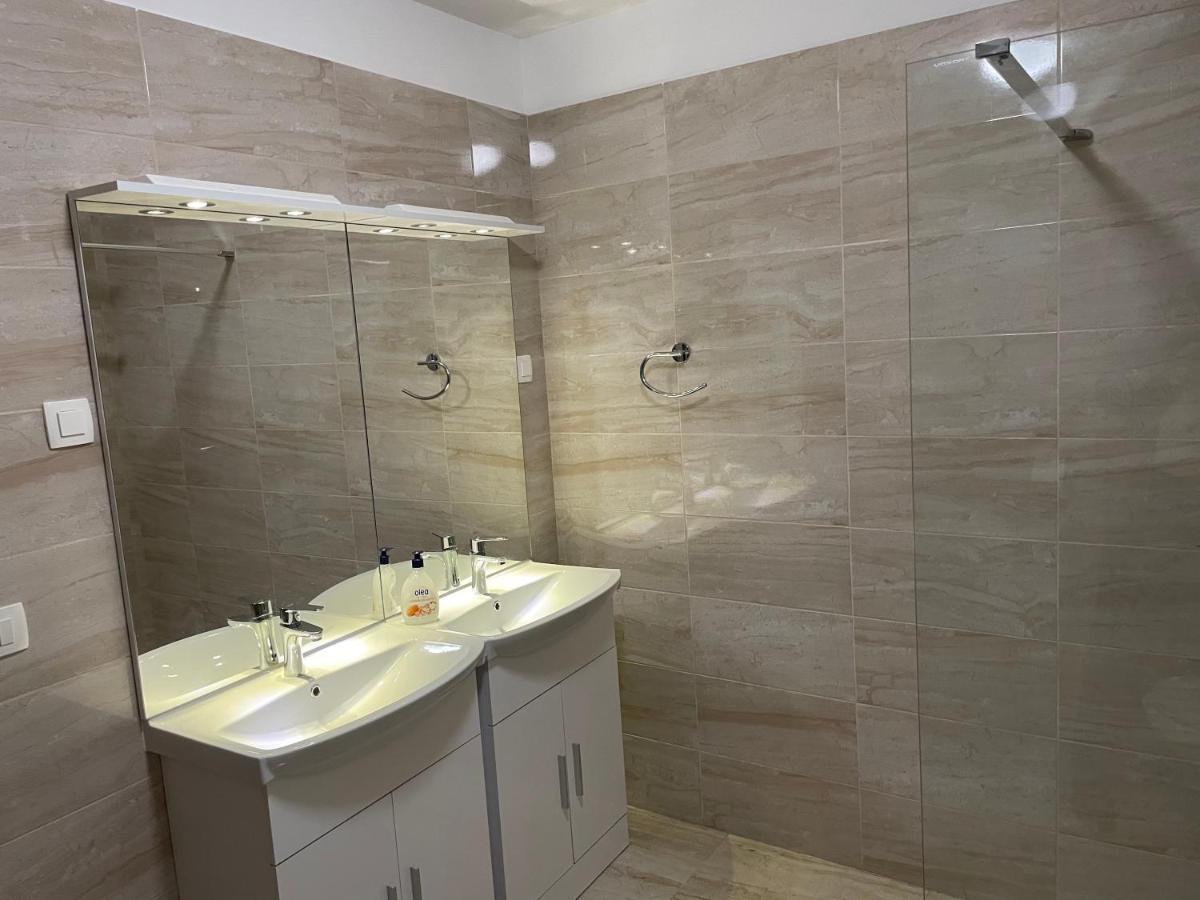 Villa Mira ***** Pinezići Eksteriør billede