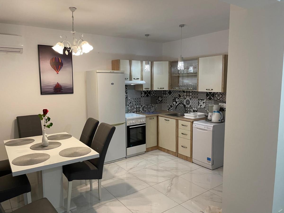 Villa Mira ***** Pinezići Eksteriør billede