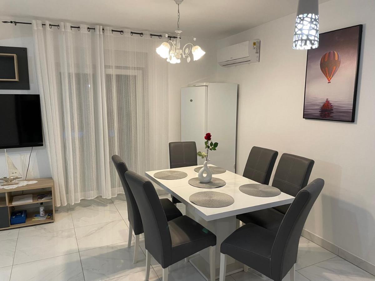 Villa Mira ***** Pinezići Eksteriør billede