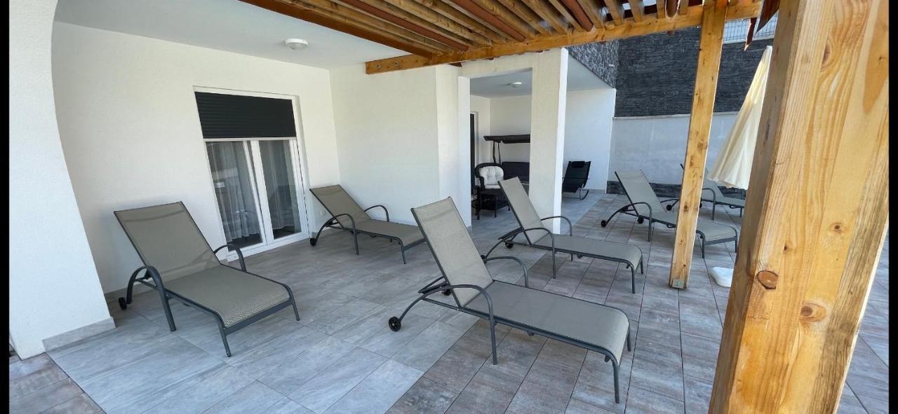 Villa Mira ***** Pinezići Eksteriør billede